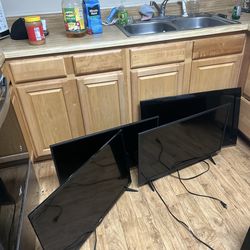 Four 30in tvs.