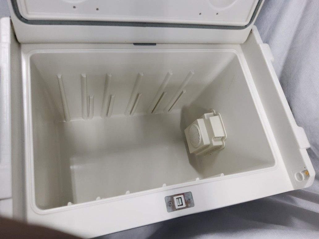 Great Condition! Flawless Clean Interior! Coleman Power Chill Thermoelectric Cooler, 40 QT, Gray Works Great, Gets really cold