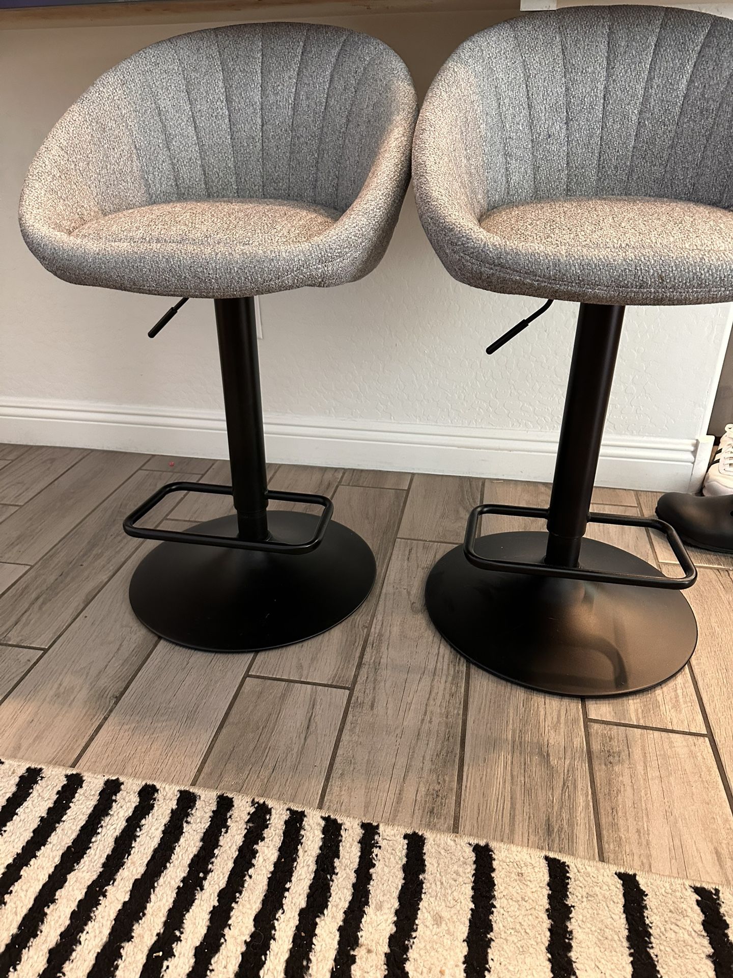 2 Countertop Chairs