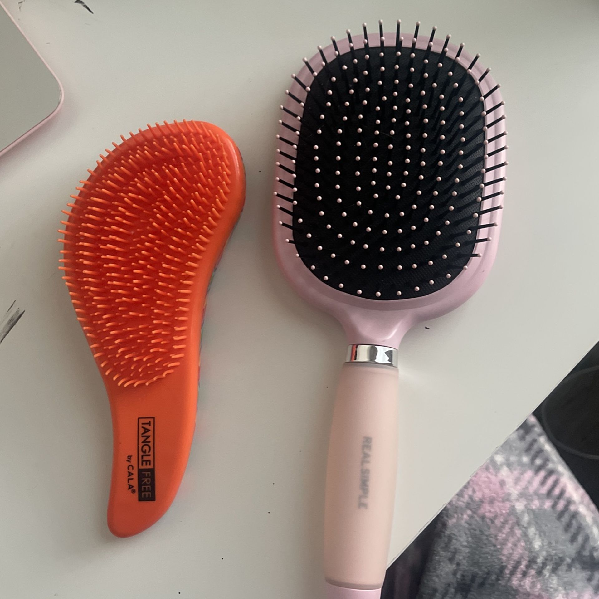 2 Hair Brushes