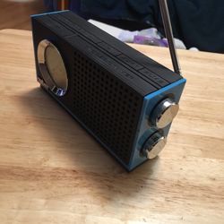 black and blue portable am/fm radio