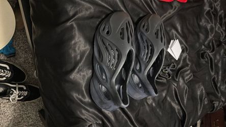 yeezy foamrunners