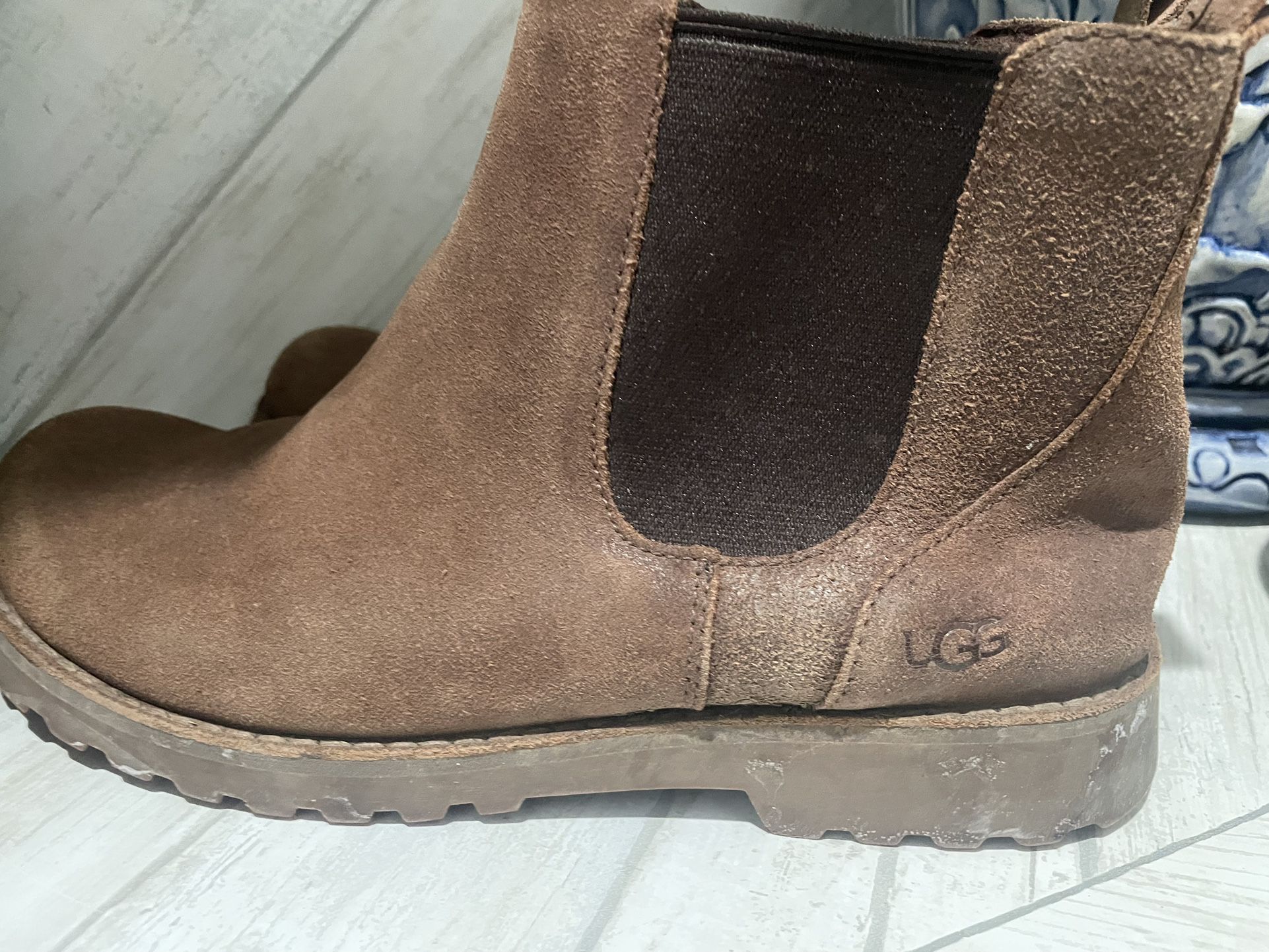 UGG Kids Callum Leather Boot, USA Boys size 5 - Brown