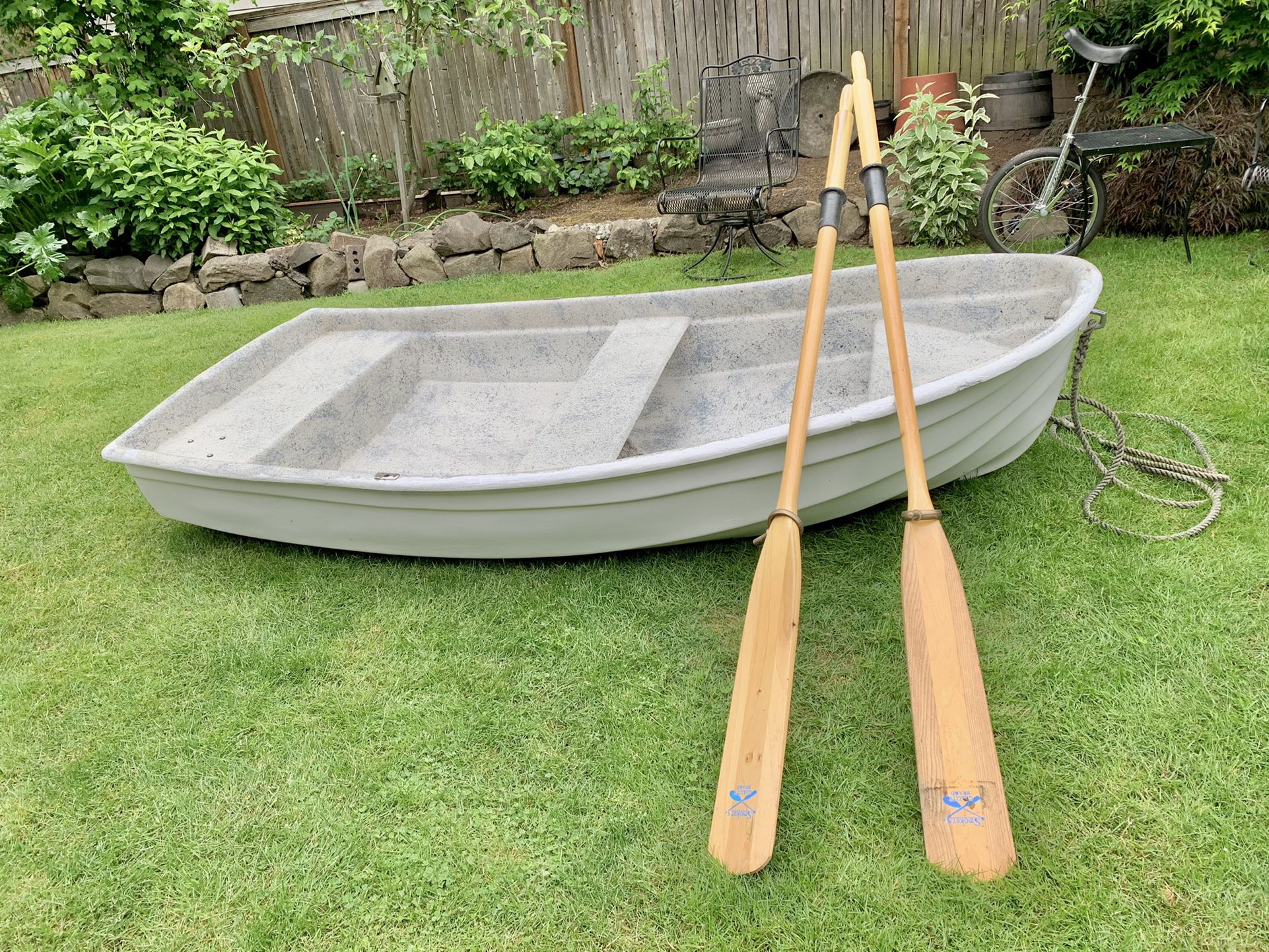 Photo Row Boat With 2 Wooden Oars