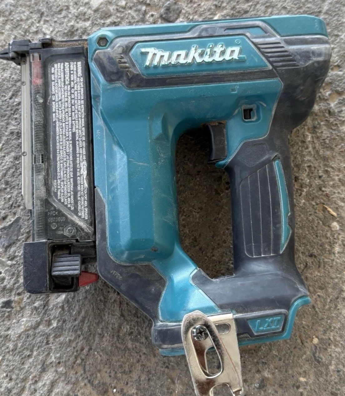 Makita XTP02 18V LXT Lithium-Ion Cordless Pin Naile