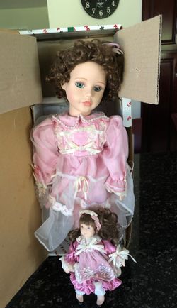 House of Lloyd Christmas around the world porcelain doll Victoria Lynn