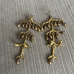 There’s Two Items Pair Of Earring And Necklace. The Color Is Gold Both For $15 Total.