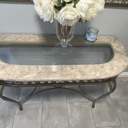 Elegant Living Room Table And Mirrors 