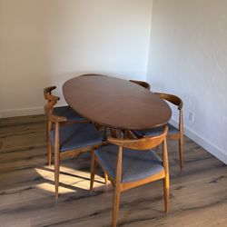 Castlery Dinning Table And 6 Chairs 