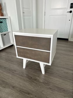 Mid-Century Modern 2-drawer nightstands