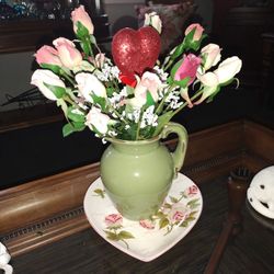 Majolica, Green Flowers 🌹🌹,Vase, With Artificial, Roses, , Mint Condition.