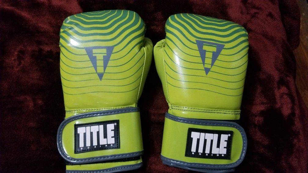 'TITLE' Boxing Gloves. Medium. 16 oz. Brand New. Lime Green & Gray. Velcro strap.