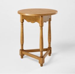 LIKE NEW Scalloped Accent Table!!