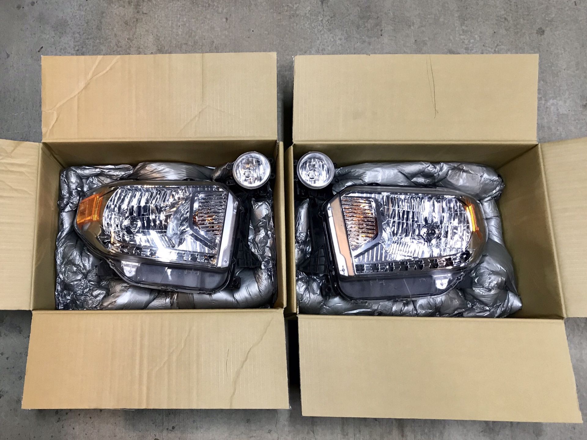 Toyota Tundra OEM Halogen Headlights Fog Lights