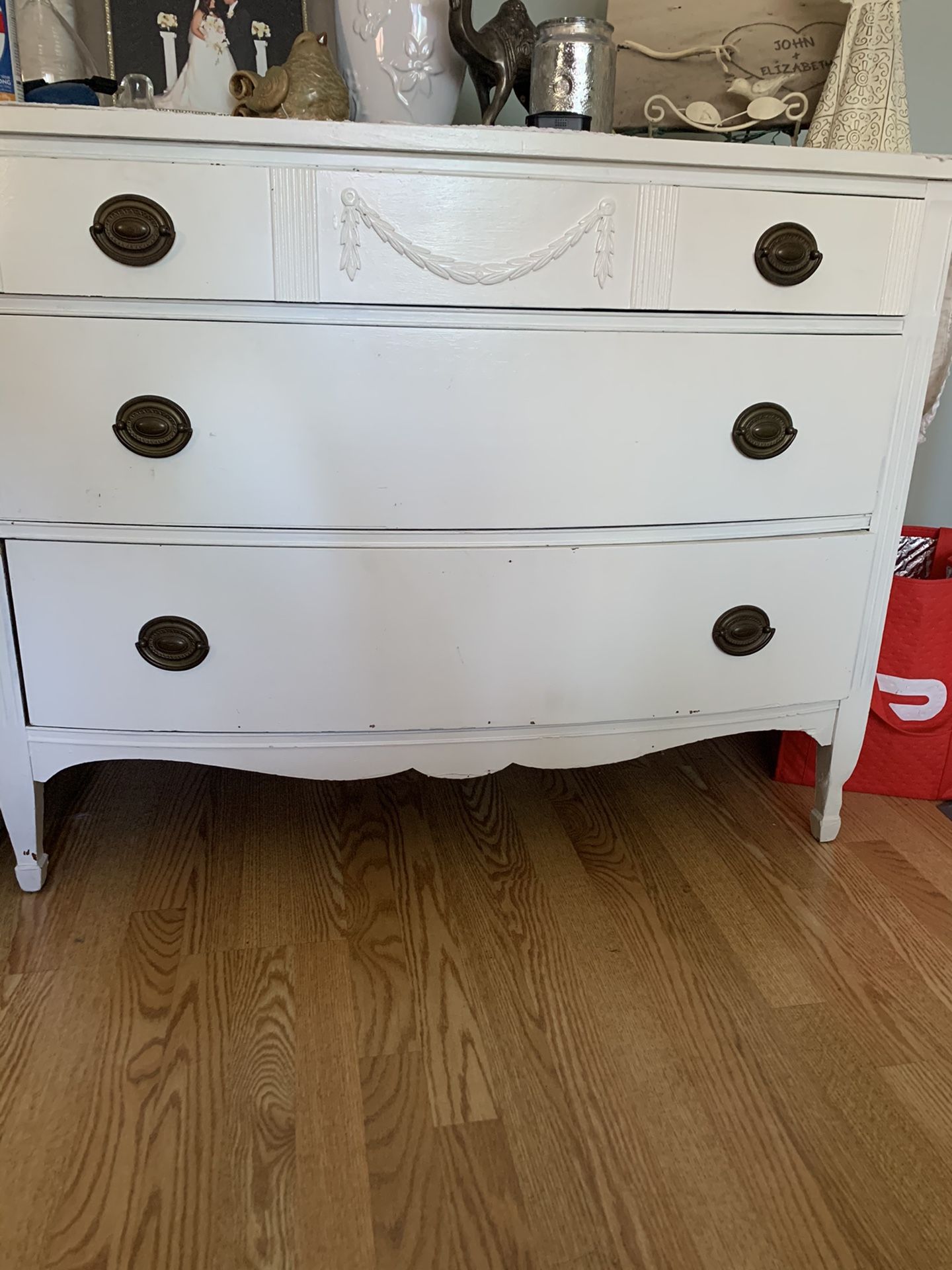 White dresser/cabinet