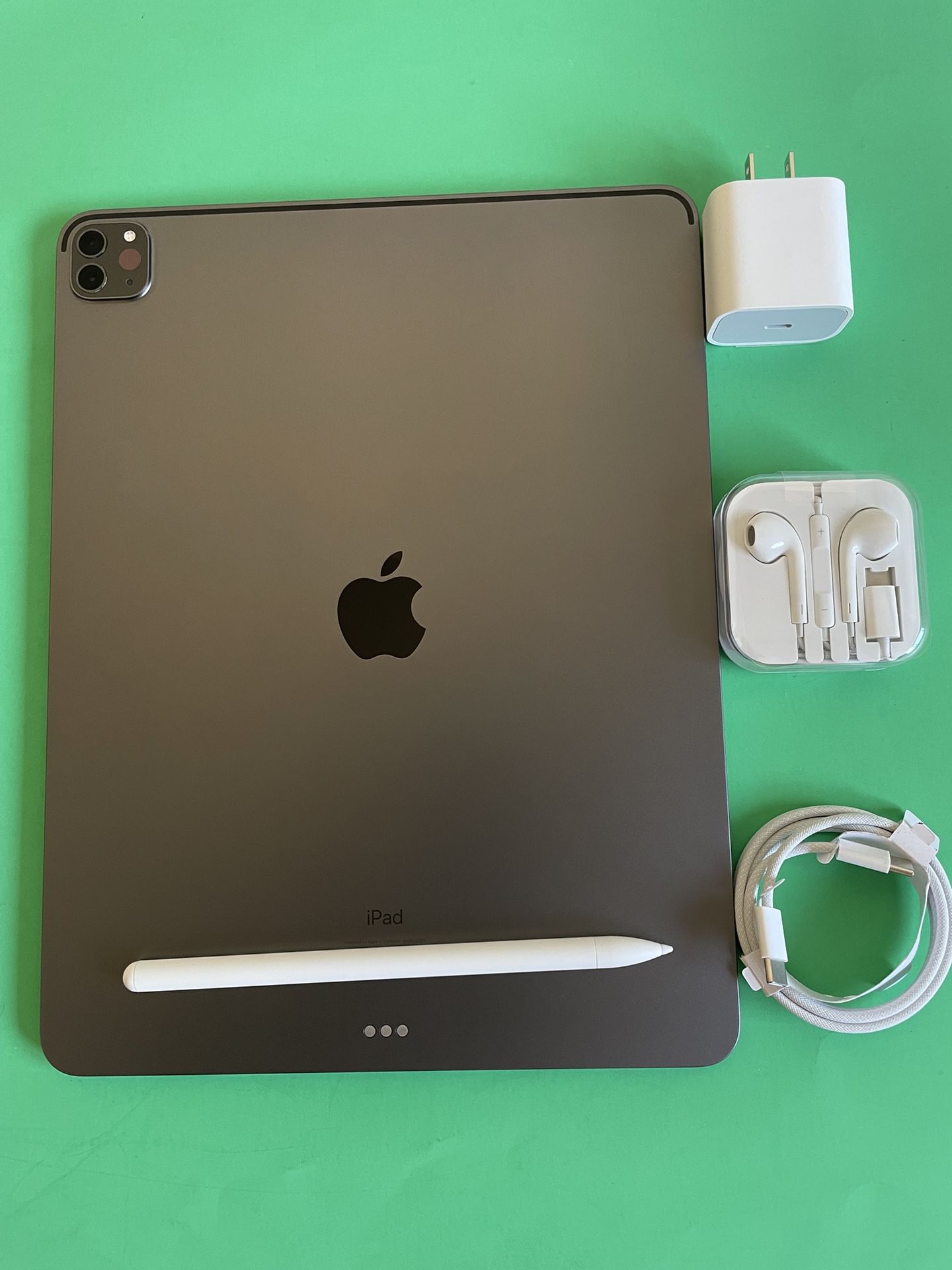 Apple IPad Pro 12.9” 4th Generation (2020 Model/ Face ID/Liquid Retina) 128GB with pen, keyboard case & Accessories