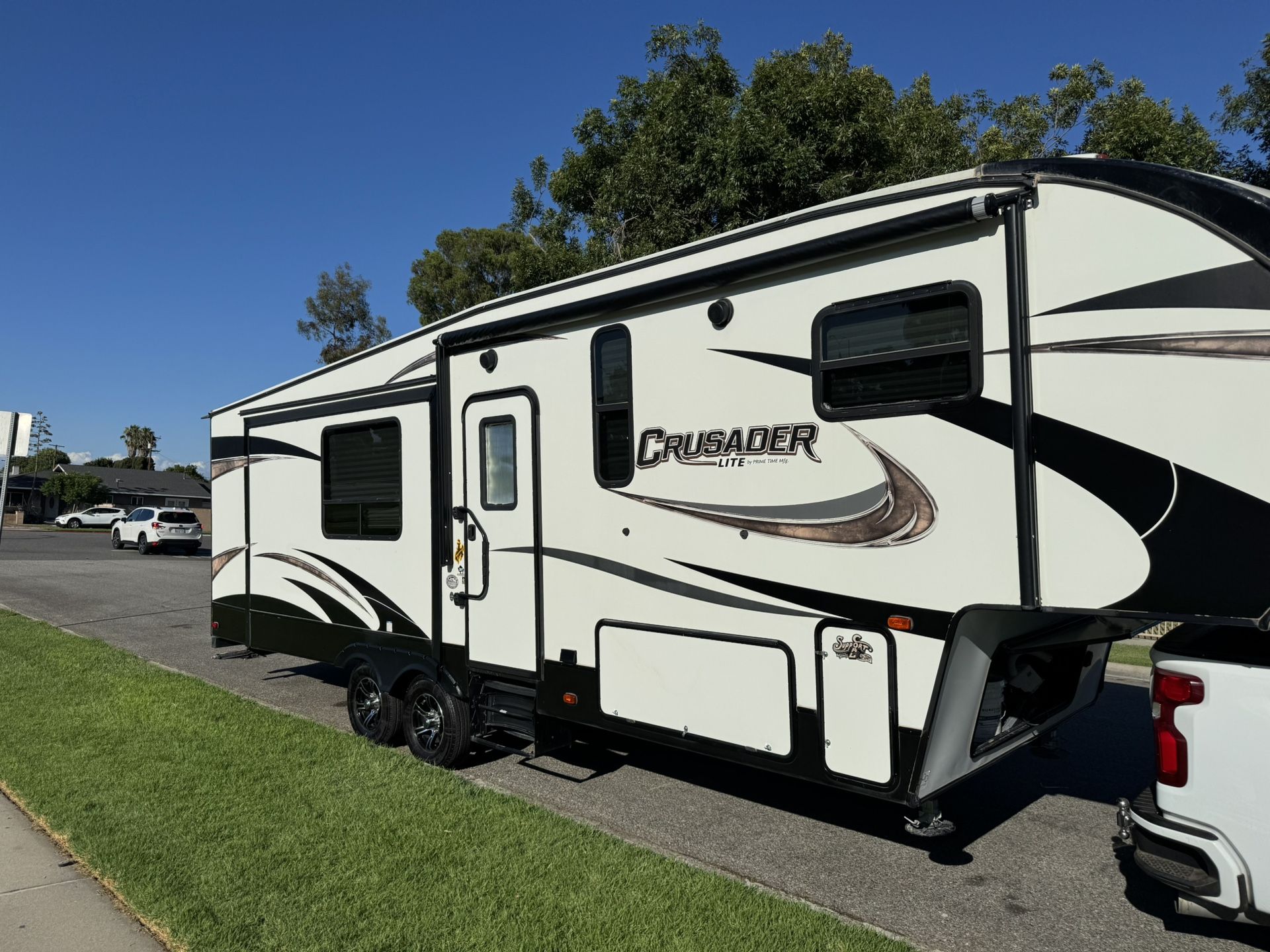 2018 Crusader Lite Prime Time fifth wheel double slide