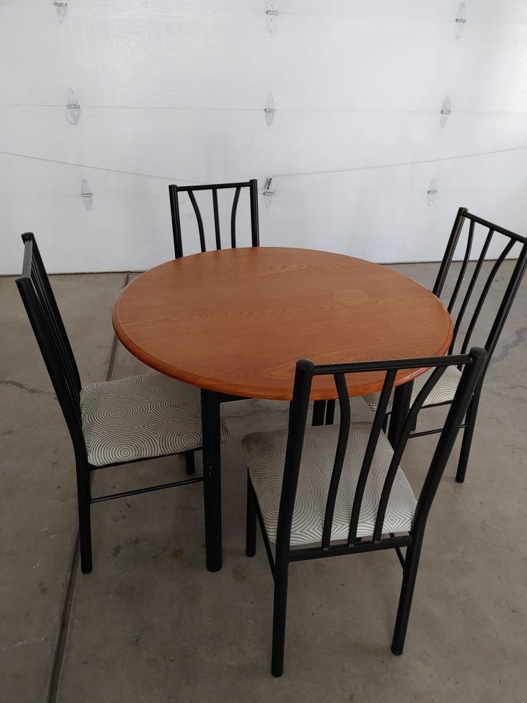 Nice round wood table 4 metal chairs !!!