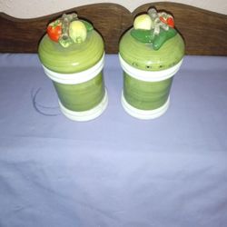 ARNART 5TH AVE GARDEN HARVEST HAND PAINTED SALT AND PEPPER SHAKERS.  MADE IN JAPAN 