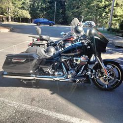 2024 Harley Davidson Street glide black with chrome beautiful motorcycle