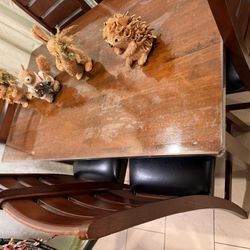 Animals made of straw: a rabbit 🐇 and a hedgehog 🦔