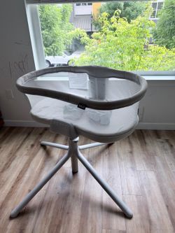 Halo bassinet with 3 fitted sheets