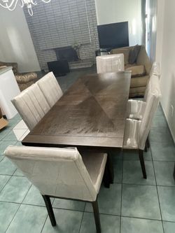 Dinning table for kitchen with 6 chairs color gray like new