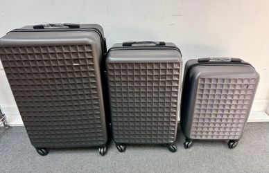 3 piece gray luggage set with geometric design