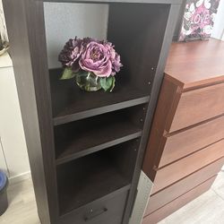 Adjustable Shelves With Storage On The Bottom