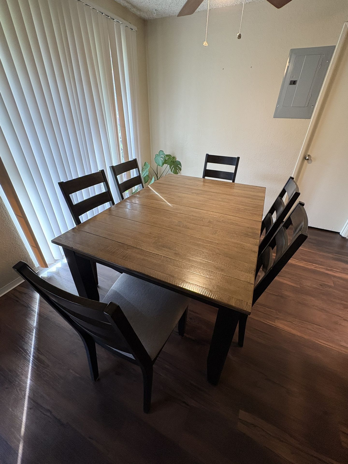 Old Cannery Dining Table And Chairs