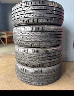 215 55 17 Tires Con 80% De Vida Las de 4 de la marca Kumho