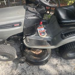 Craftsman Riding Lawnmower Needs Work. 