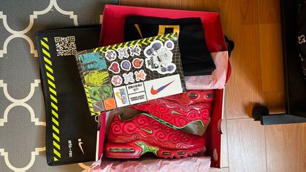 One piece x Nike air max plus sz 8M + Nike sticker