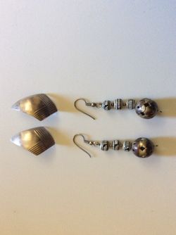 2 pairs of earrings