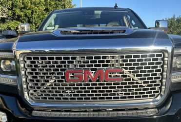 2017 GMC Denali 2500 OEM Grill
