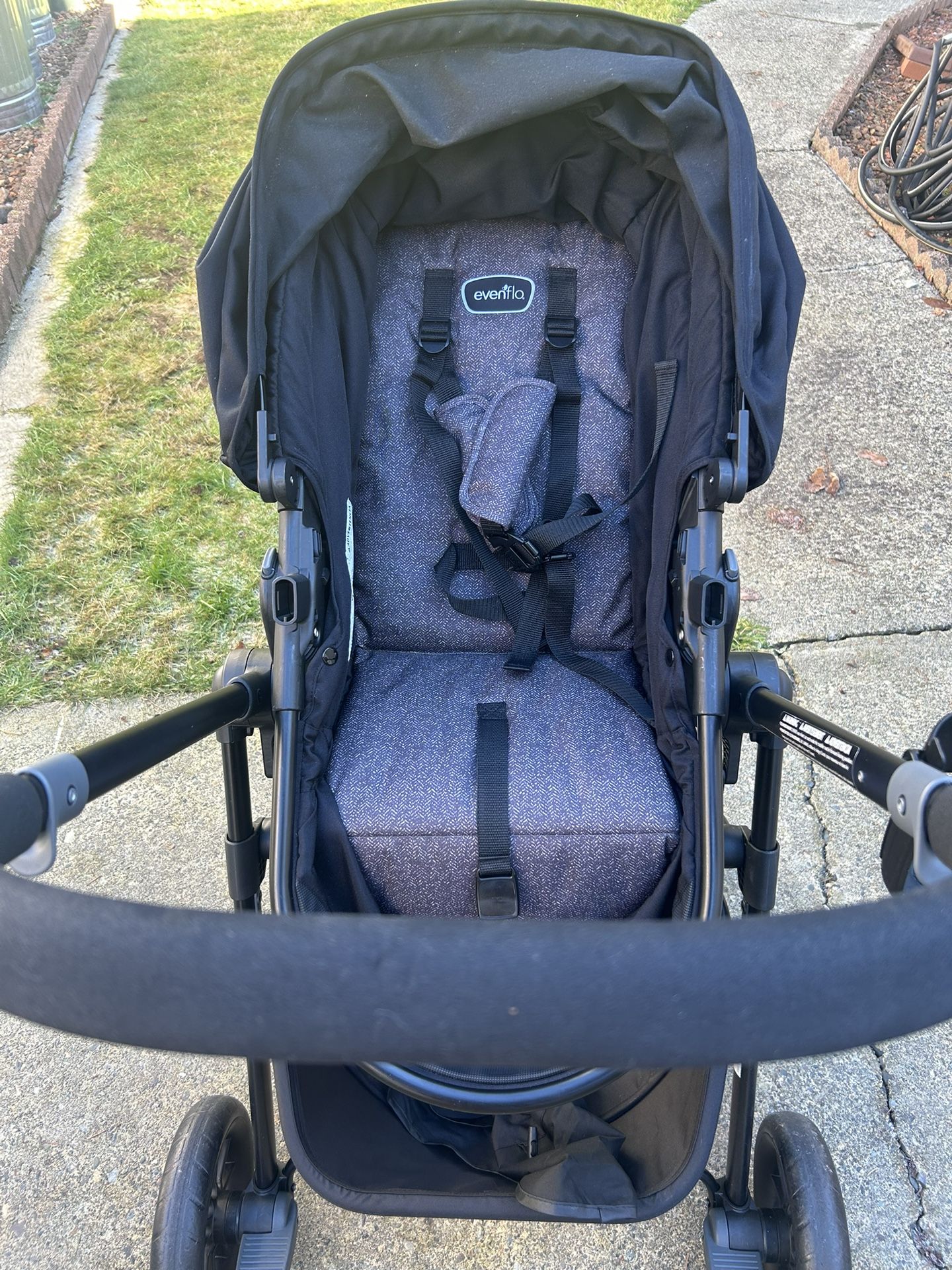 Evenflo pivot travel system