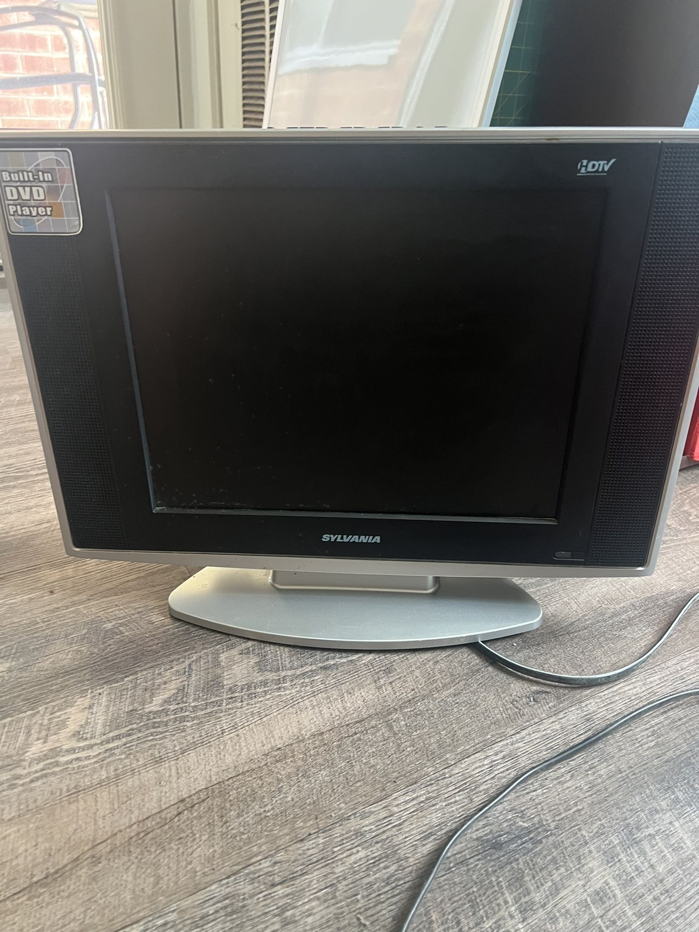 15" Digital LCD Sylvania TV & DVD Player Combo
