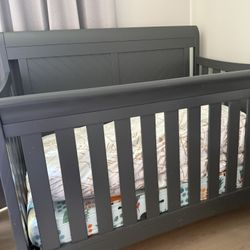 Full Size Crib With Mattress And Sheets barely Used) 