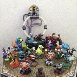 Disney infinity lot of 21 with Portal of power Xbox 360