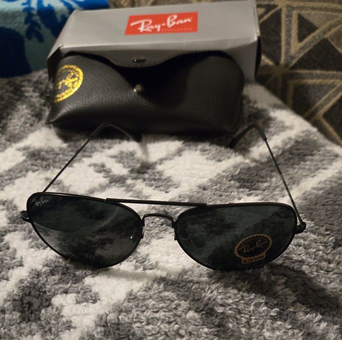 New Ray-Ban Aviator Sunglasses (Black Frame)