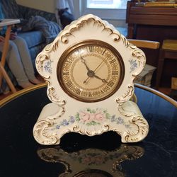  VINTAGE  Electric Clock  Works Great  6 INCHES TALL 