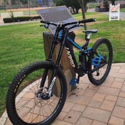 Giant Glory 27.5 - 2015 Downhill Bike