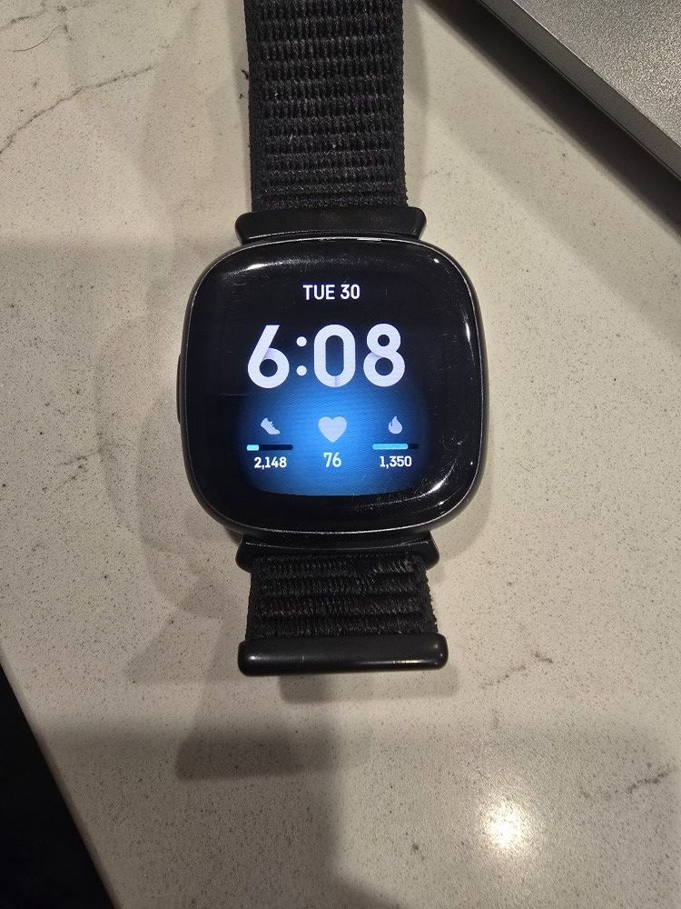 Fitbit Versa 4 - used, In Good Shape!