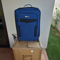 28" Travel Select Suitcase