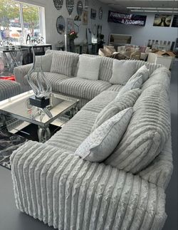 (Lindyn Ivory 5 Pice Sectional)