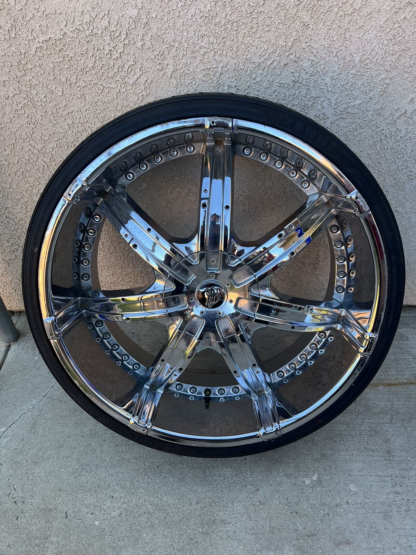 Rines 275/25ZR24 de 5 hoyos, llantas en buen estado. 275/25ZR24 5-hole rims, tires in good condition