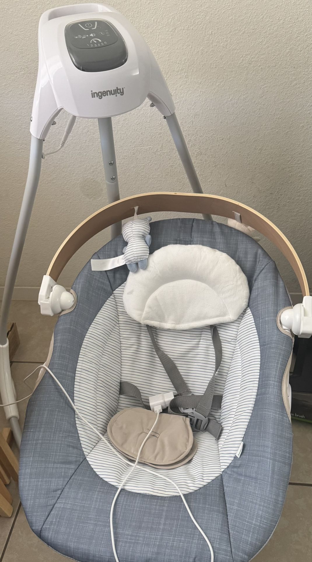 Ingenuity Simple Comfort Swing With Wood Toy Bar