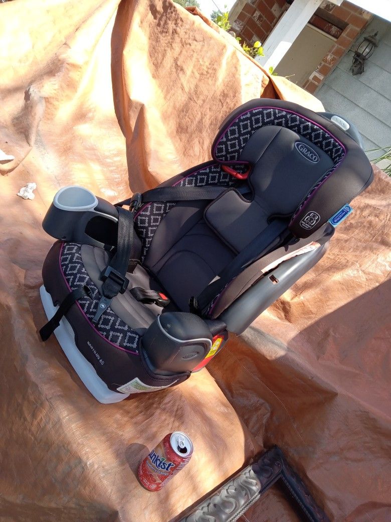 GRACO car Seat - Like New And Sanitized.