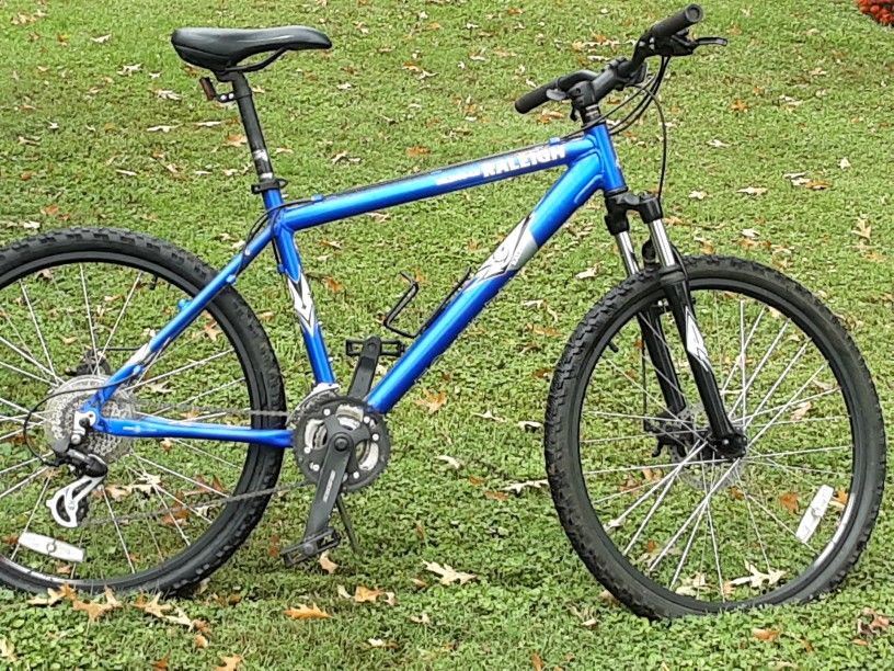 LIKE NNeeeewwww... Mens Mountain Bike 24speed Disc Brakes .... Perfect