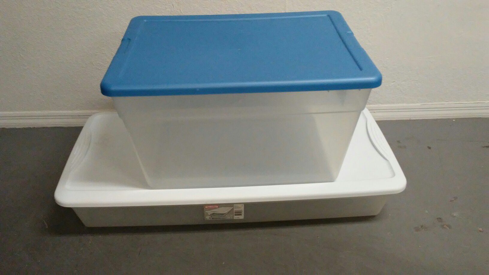 2 plastic storage containers